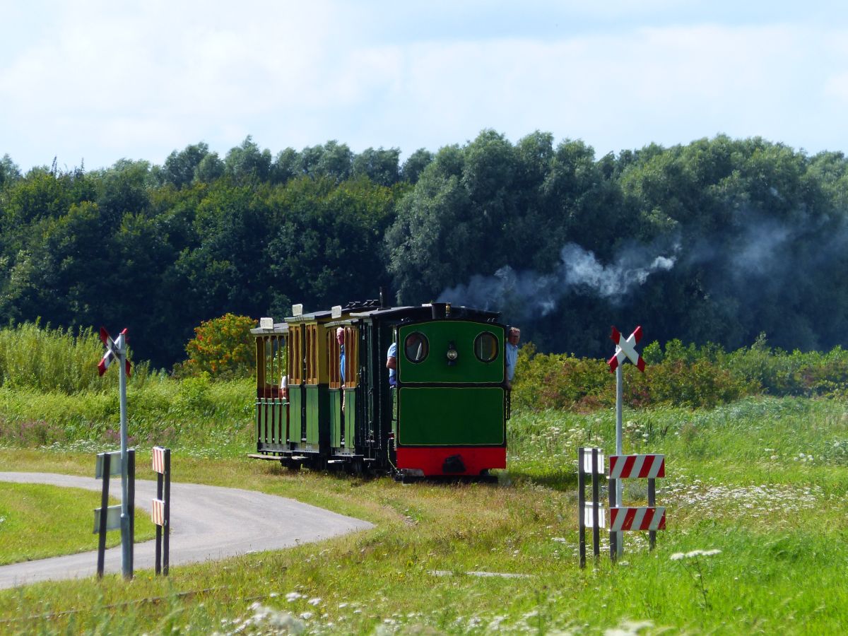  Stichting Nationaal Smalspoor  Schmalspur Dampflok 8 gebaut Henschel & Sohn Baujahr 1928. Valkenburg 23-07-2017.

Stichting Nationaal Smalspoor smalspoorstoomlocomotief nummer 8 gebouwd door Henschel & Sohn in 1928. Valkenburg 23-07-2017.