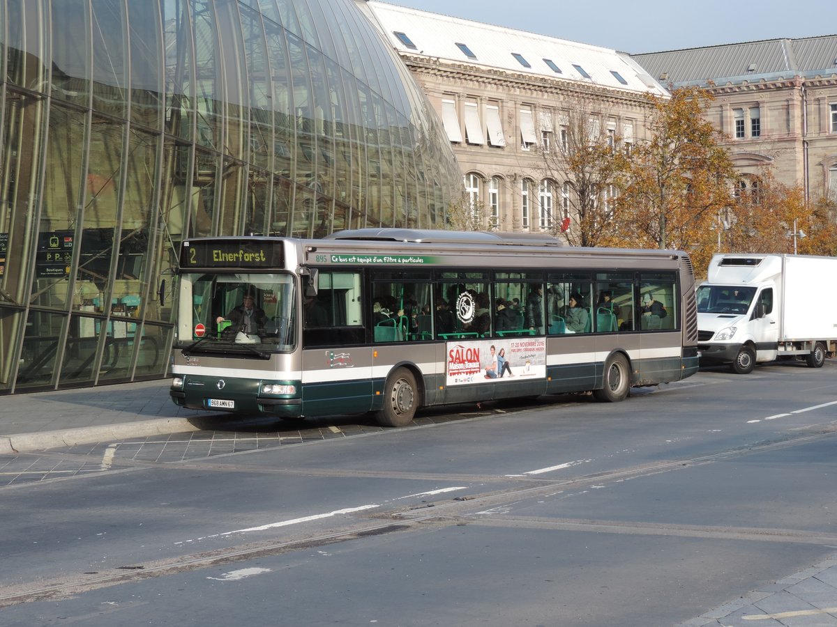 Strassburg - 14. November 2016 : Renault Agora S Nr 895 am Bahnhof.