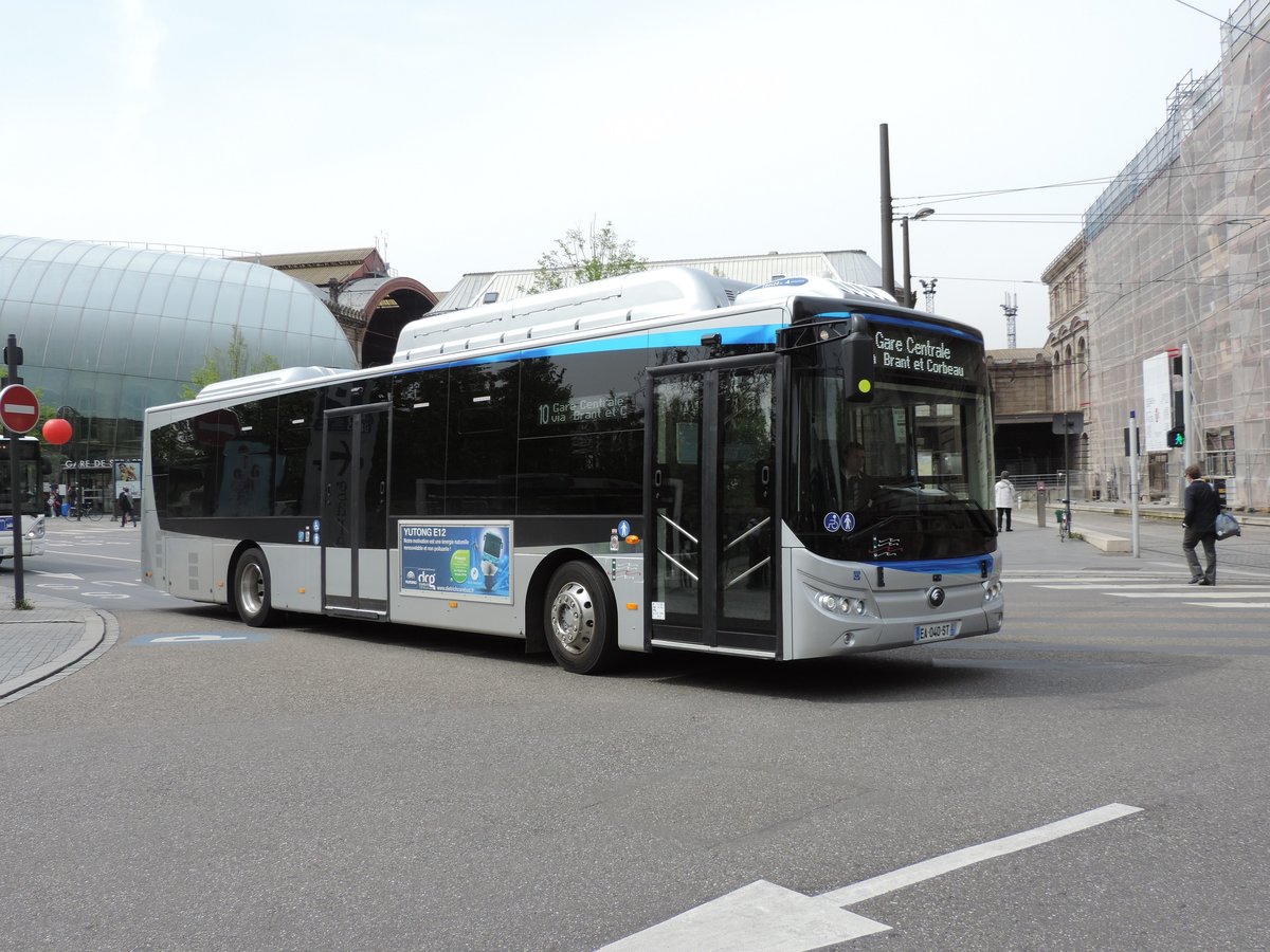 Strassburg - 22. april 2016 : Elektrobus Yutong E12 als Test Wagen vor dem Bahnhof.