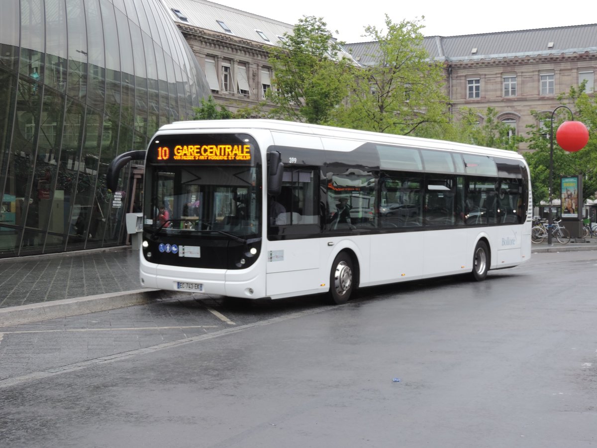 Strassburg - 6. Mai 2017 : Bolor� Bluebus 12 als Testwagen am Bahnhof.