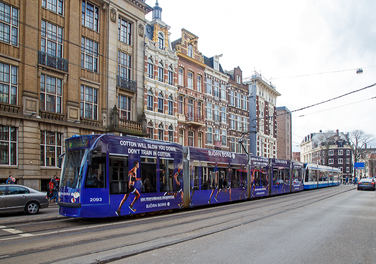 
Straenbahn Amsterdam:
Zwei gekuppelte fnfteilige ER- Niederflur-Gelenktriebwagen vom Typ Siemens Combino Advanced, TW 2093 und ein weiterer der Amsterdamer Verkehrsbetriebe GVB am 31.03.2018 als Linie 1 Nhe Amsterdam Centraal. 

Ende 2001 begann die Auslieferung der Groserie von 156 Niederflur-Gelenktriebwagen des Typs Combino von Siemens. Auch hier fhrte die Combino-Krise ab Mrz 2004 zu umfangreichen Einschnitten, in der Folge musste alle Fahrzeuge aufwndig saniert werden. Dies geschah bis August 2008.

TECHNISCHE DATEN:
Spurweite: 1.435 mm
Achsfolge: Bo+2+Bo
Baujahre:	2002 - 2004
Lnge: 29.200 mm
Breite: 2.400 mm
Drehgestellmittenabstand: 11.440 / 9.810 mm
Achsabstand im Drehgestell: 1.800 mm
Eigengewicht:  34.900 kg
Hchstgeschwindigkeit: 70 km/h
Leistung: 4 x 120 kW 
Stromsystem: 	600 V DC
Einstiegshhe: 	300 mm
Sitzpltze: 	60
Stehpltze: 107
