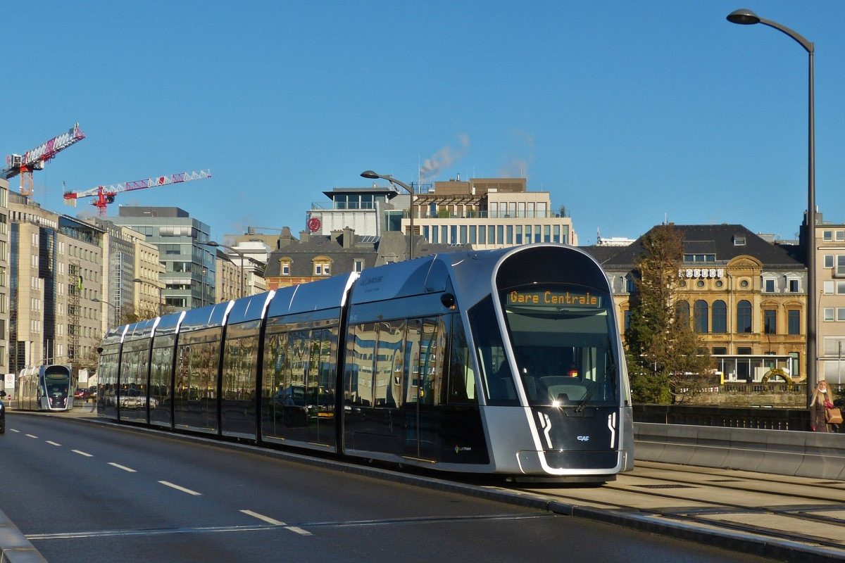 Straßenbahn auf der Pont Adolphe in Richtung Hauptbahnhof von Luxemburg unterwegs. 14.01.2022