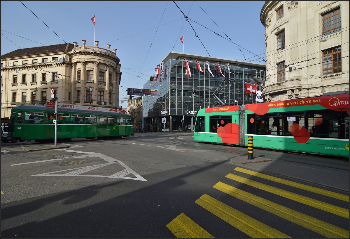 Straßenbahn Basel. Viel Verkehr an den Haltestellen Bankverein. Februar 2014.