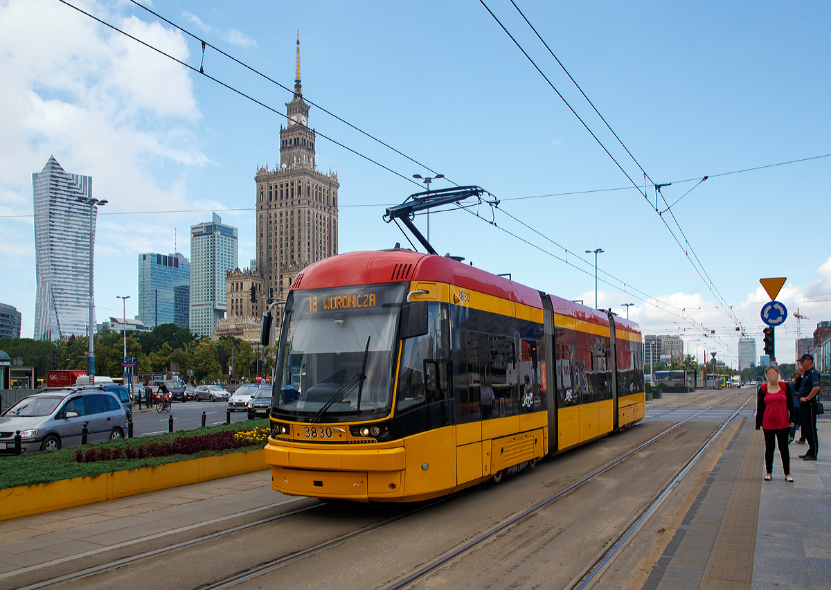 
Straenbahn Warschau (Tramwaje Warszawskie): 
Der Triebwagen 3830, ein dreiteiliger Gelenkwagen vom Typ Pesa Jazz 134N erreicht am 26.06.2017 balt die Station Dw. Centralny (vor dem Zentralbahnhof). 

Im Hintergrund der Kultur- und Wissenschaftspalast, da das Bauwerk ein Geschenk der damaligen Sowjetunion an Polen war, wurde es ursprnglich nach Josef Stalin benannt. Heute trgt es immer noch die Spitznamen „Stalinstachel“ oder „Stalins Rache“. 

Nun noch zum JAZZ: 
Der Pesa Jazz ist ein Straenbahn-Gelenkwagen des polnischen Herstellers Pesa (Pojazdy Szynowe Pesa Bydgoszcz SA / deutsch Schienenfahrzeuge Bromberg AG). Erster Besteller ist die Straenbahn Warschau, die 30 dreiteilige Fahrzeuge des Typs 134N erhalten hat. 

Der Pesa Jazz des Typs 134N besteht aus drei Teilen, wobei A-Teil und C-Teil ber angetriebene Laufwerke verfgen, bei denen jedes Rad einzeln angetrieben wird. Durch den Verzicht auf Radsatzwellen kann die niedrige Fubodenhhe durchgngig beibehalten werden. Der Mittelteil ist zwischen den Endwagen als Snfte aufgehngt. Auf der rechten Fahrzeugseite befinden sich vier Tren, zwei einflgelige Schiebetren an den Fahrzeugenden und zwei doppelflgelige Schiebetren im Mittelteil. Im Innenraum ist eine Videoberwachungsanlage und ein Fahrgastinformationssystem mit LCD-Monitoren installiert.

Der Jazz verfgt ber eine Nutzbremse, bei der die Bremsenergie in Superkondensatoren gespeichert wird.  

TECHNISCHE DATEN: 
Nummerierung:  3801 – 3830
Anzahl:  30
Baujahre:  2015/2016
Achsformel:  Bo’0’Bo’
Spurweite:  1.435 mm (Normalspur), bis 1950 hatte Warschau eine Spurweite von 1.525 mm
Lnge:  19.300 mm
Betriebsart:  Einrichtungsfahrzeug 
Stromsystem: 600 V DC
Sitzpltze:  27
Stehpltze:  105
Fubodenhhe:  350 mm
Niederfluranteil:  100 %
