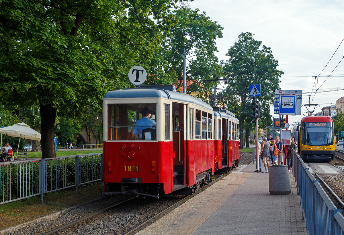 
Straßenbahn Warschau (Tramwaje Warszawskie): Der Museumstriebwagen 838 mit Beiwagen 1811 am 25.06.2017 als Museumlinie T an der Station Plac Gabriela Narutowicza. Der Triebwagen ist ein 1957 gebauter Konstal 4Nj.