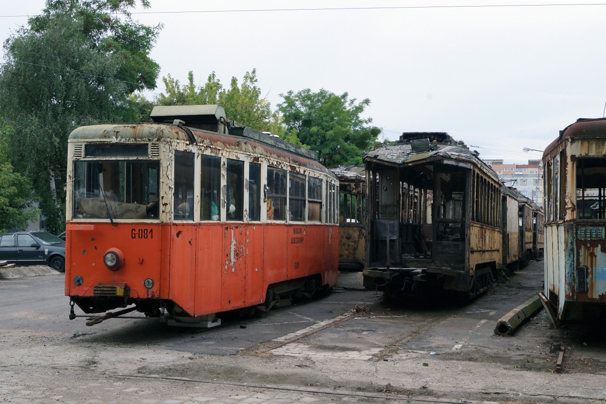 STRASSENBAHNBETRIEBE IN POLEN
Historische Strassenbahn in BRESLAU
Die am 19. August 2014 in Breslau per Zufall entdeckten Strassenbahnen warten im Freien abgestellt auf die Aufarbeitung. Auf die Breslauer Strassenbahnfreunde wartet somit noch viel Arbeit.  
Foto: Walter Ruetsch