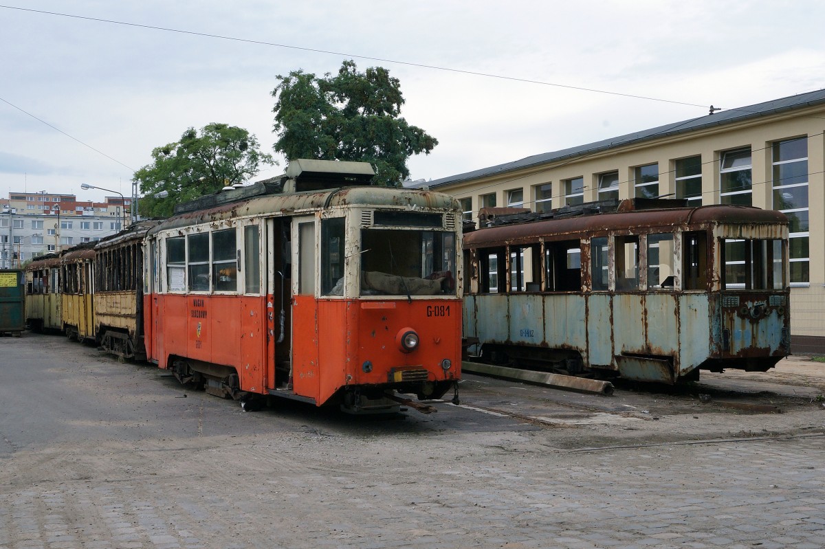 STRASSENBAHNBETRIEBE IN POLEN
Historische Strassenbahn in BRESLAU
Die am 19. August 2014 in Breslau per Zufall entdeckten Strassenbahnen warten im Freien abgestellt auf die Aufarbeitung. Auf die Breslauer Strassenbahnfreunde wartet somit noch viel Arbeit.  
Foto: Walter Ruetsch