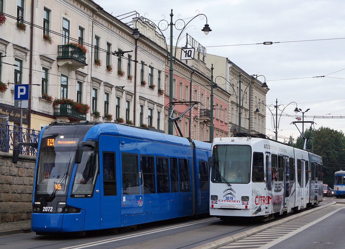 STRASSENBAHNBETRIEBE IN POLEN
Strassenbahn KRAKAU
Auf dem Strassenbahnnetz sind auch Gebrauchtwagen aus Wien, Düsseldorf und Nürnberg zu sehen. An einigen Fahrzeugen wurden gar noch Umbauten vorgenommen. Motorwagen 3078 anlässlich einer Begegnung mit dem nigelnagelneuem 2072, aufgenommen am 13. August 2014.  
Foto: Walter Ruetsch