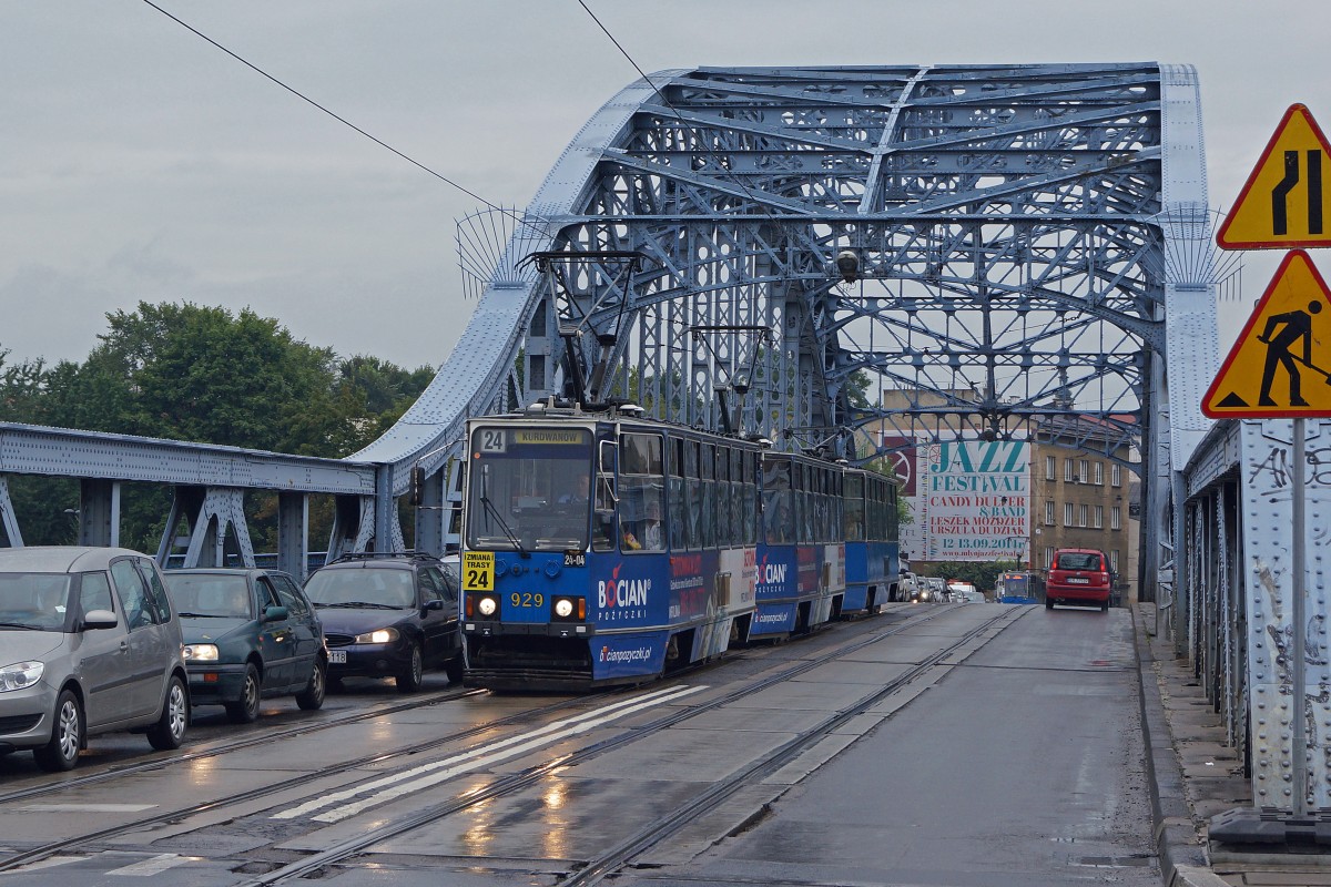 STRASSENBAHNBETRIEBE IN POLEN
Strassenbahn KRAKAU
Trotz der Inbetriebnahme von neuen Niederflurgelenkwagen bilden auch heute noch immer die alten polnischen Triebwagen aus dem Hause Konstal das Rckgrat der meisten Strassenbahnbetriebe. 
Motorwagen 929 des Typs Konstal 105Na vor einer Dreifachtraktion auf der Weichselbrcke aufgenommen am 13. August 2014. Der hinterste Motorwagen mit gesenktem Stromabnehmer dient dabei nur noch als Beiwagen. In Krakau konnten auf mehreren Strassenbahnlinien derartige Tramzge beobachtet werden. 
Foto: Walter Ruetsch 