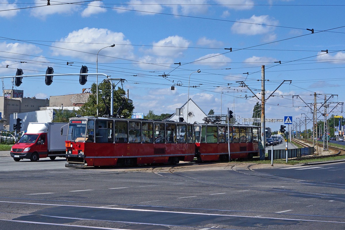 STRASSENBAHNBETRIEBE IN POLEN
Strassenbahn LODZ 
Trotz der Inbetriebnahme von neuen Niederflurgelenkwagen bilden auch heute noch immer die alten polnischen Triebwagen aus dem Hause Konstal das Rckgrat der meisten Strassenbahnbetriebe. 
Motorwagen 1830 (noch in roter Lackierung, was usserst selten ist) des Typs Konstal 805Na in Doppeltraktion aufgenommen am 20. August 2014.   
Foto: Walter Ruetsch