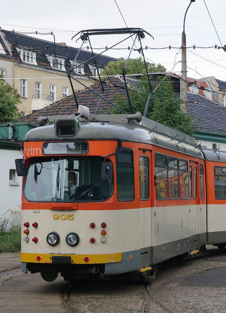 STRASSENBAHNBETRIEBE IN POLEN
Strassenbahn POSEN
Auf dem Strassenbahnnetz sind auch Gebrauchtwagen aus Dsseldorf und Frankfurt am Main zu sehen. Am 16. August 2014 konnte der Dwag GT8 905 ex Frankfurt am Main (1963) im alten Farbkleid der Stdtischen Verkehrsbetriebe Frankfurt am Main fotografiert werden. Seit ca. 2000 gehrt er zum Bestand der Stdtischen Verkehrsbetriebe Posen.  
Foto: Walter Ruetsch