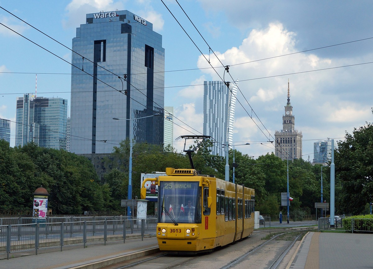 STRASSENBAHNBETRIEBE IN POLEN
Strassenbahn WARSCHAU
Motorwagen 3013 des Typs Konstal 116N/116Na mit niederflurigem Mittelteil aufgenommen am 15. August 2014. Am Nationalfeiertag wurden smtliche Strassenbahnen mit der polnischen Nationalflagge geschmckt.  
Foto: Walter Ruetsch 