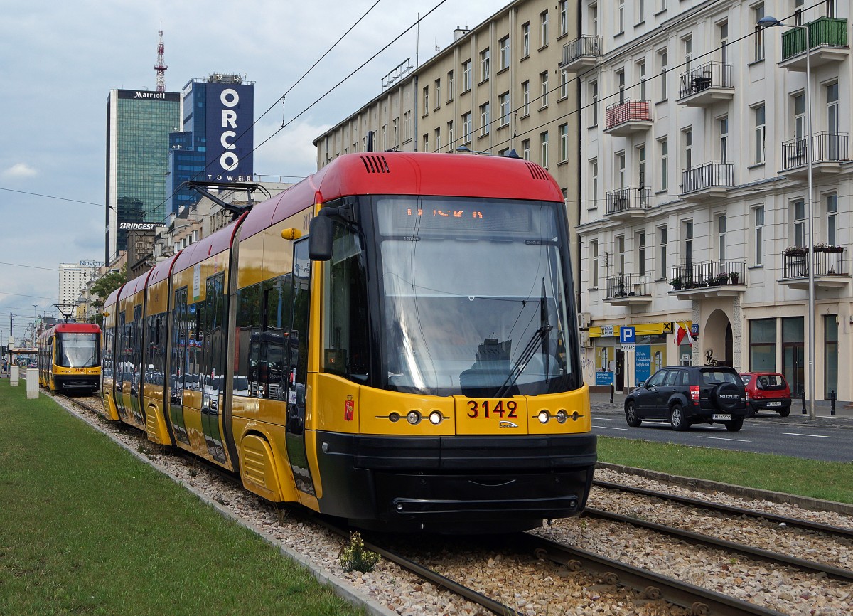 STRASSENBAHNBETRIEBE IN POLEN
Strassenbahn WARSCHAU
Niederflurgelenkwagen Nr. 3142  des Typs PESA 120 Na
aufgenommen am 14. August 2014 
Foto: Walter Ruetsch 