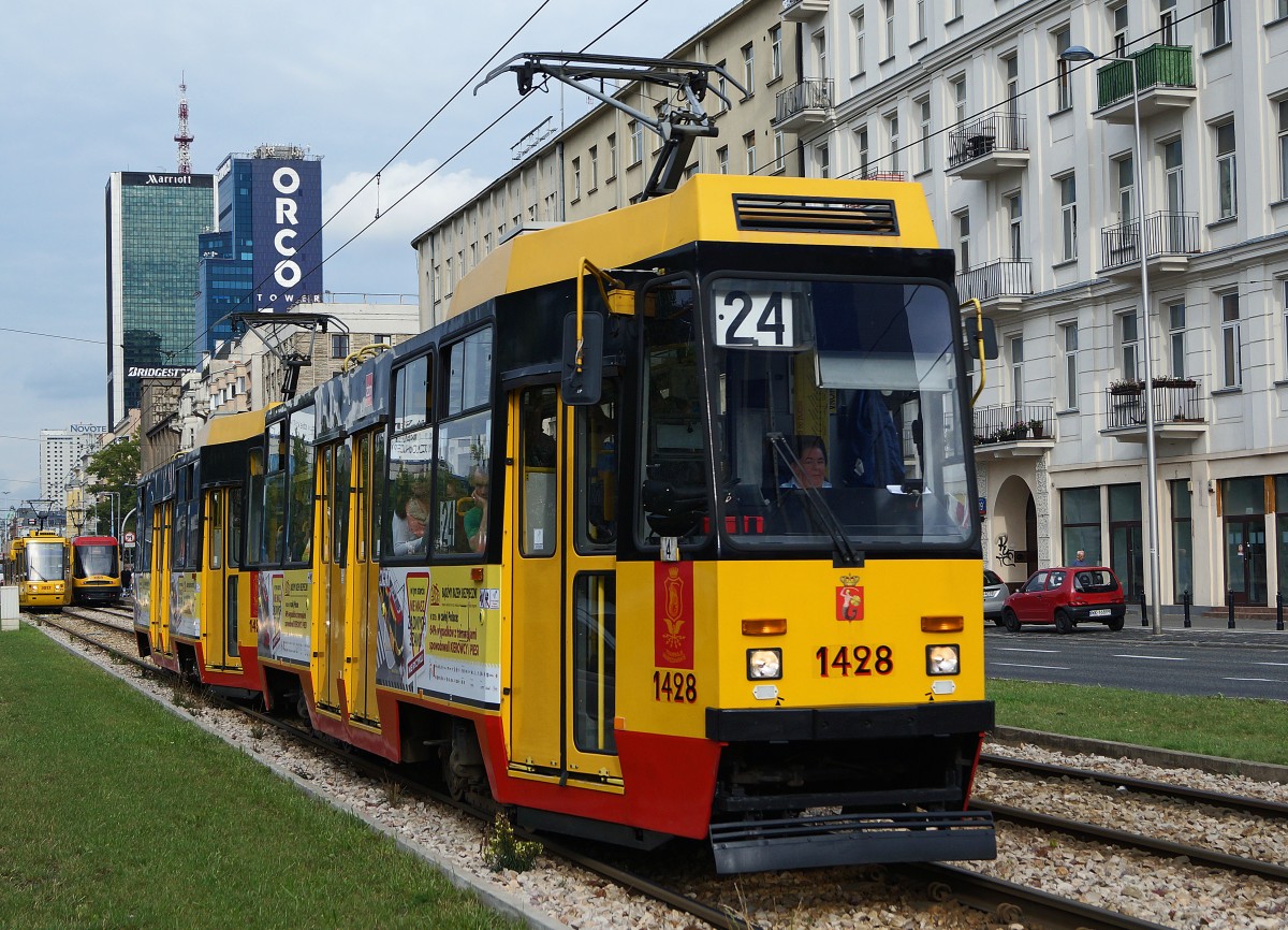 STRASSENBAHNBETRIEBE IN POLEN
Strassenbahn WARSCHAU
Trotz der Inbetriebnahme von neuen Niederflurgelenkwagen bilden auch heute noch immer die alten polnischen Triebwagen aus dem Hause Konstal das Rckgrat der meisten Strassenbahnbetriebe. 
Motorwagen 1428 des Typs Konstal 105Na in Doppeltraktion aufgenommen am 14. August 2014.  
Foto: Walter Ruetsch