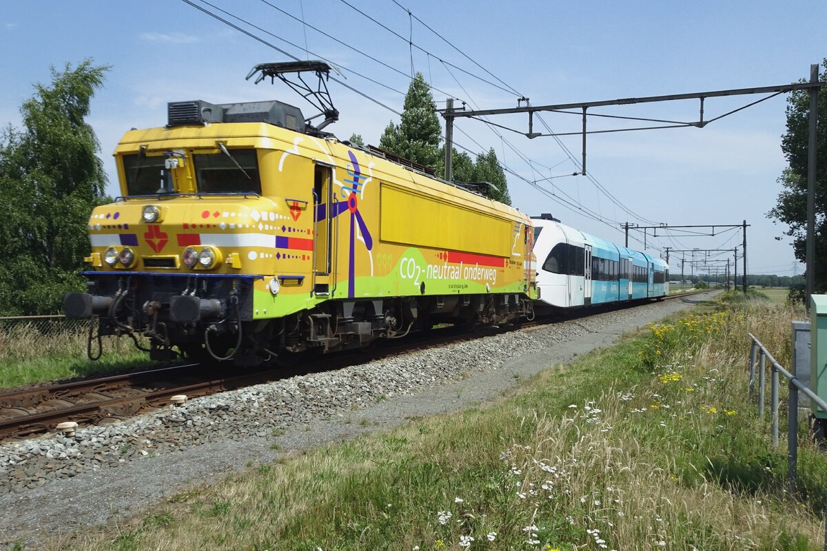 Strukton 1824 schleppt ein defekter GTW von Arriva durch Niftrik am 20 Juli 2022.