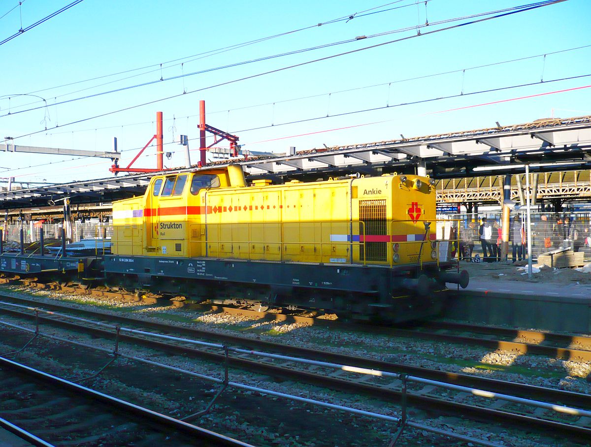 Strukton Diesellok  Ankie  mit Nummer 92 84 2284 305-4 auf Gleis 12 Utrecht Centraal Station 08-02-2011.

Strukton diesellocomotief  Ankie  met nummer 92 84 2284 305-4 op spoor 12 Utrecht Centraal Station 08-02-2011.