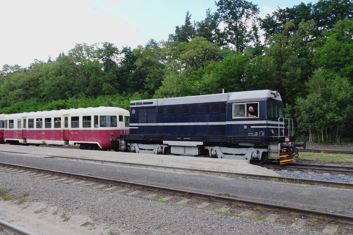 T435 003 zieht ein Sonderzug aus Luzna u Rakovnika aus nach Prag am 10 juni 2022. 