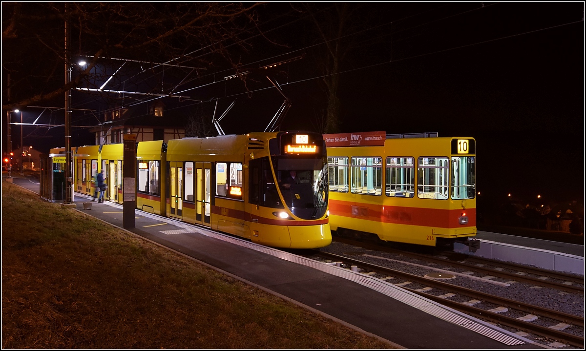 Tango der BLT in Frankreich. Hier in Leymen wird am wartenden Gegenzug vorbeigefahren, denn das letzte Streckenstück ist eingleisig. Aus topografischen Gründen ist es notwendig, durch Leymen in Frankreich zu fahren. Nett für den Fotografen, dass dort die Haltestelle sauber ausgeleuchtet ist... Februar 2017.