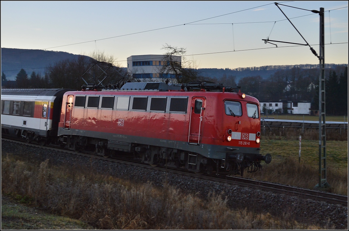 Tats�chlich fahren sie noch vor ICs, wenn auch nicht mehr t�glich. 115 261-0 f�hrt auch nach dem Fahrplanwechsel einige G�ubahn-ICs. Spaichingen, Dezember 2015. 