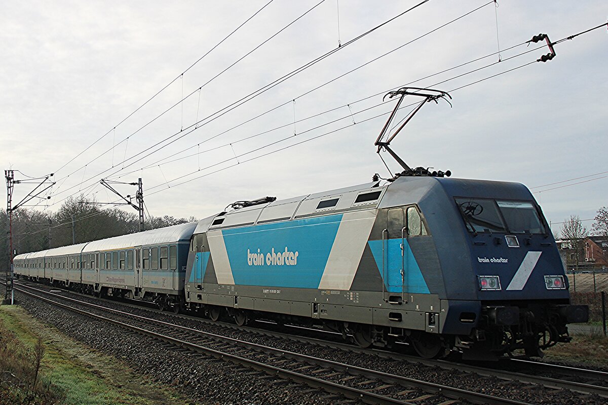 TCS 103002 (ex-DB 101 128) schiebt am 20 Dezember 2025 ein RB nach Mönchengladbach aus Venlo.