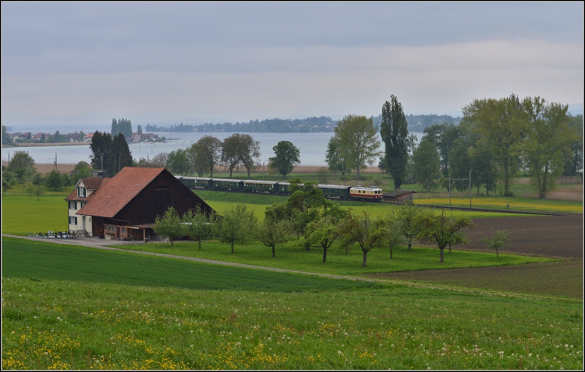 TEE am See. Die Re 4/4 I 10034 im Rot/Creme-Gewand und historischen SBB-Wagen am Untersee bei Triboltingen. Mai 2014.