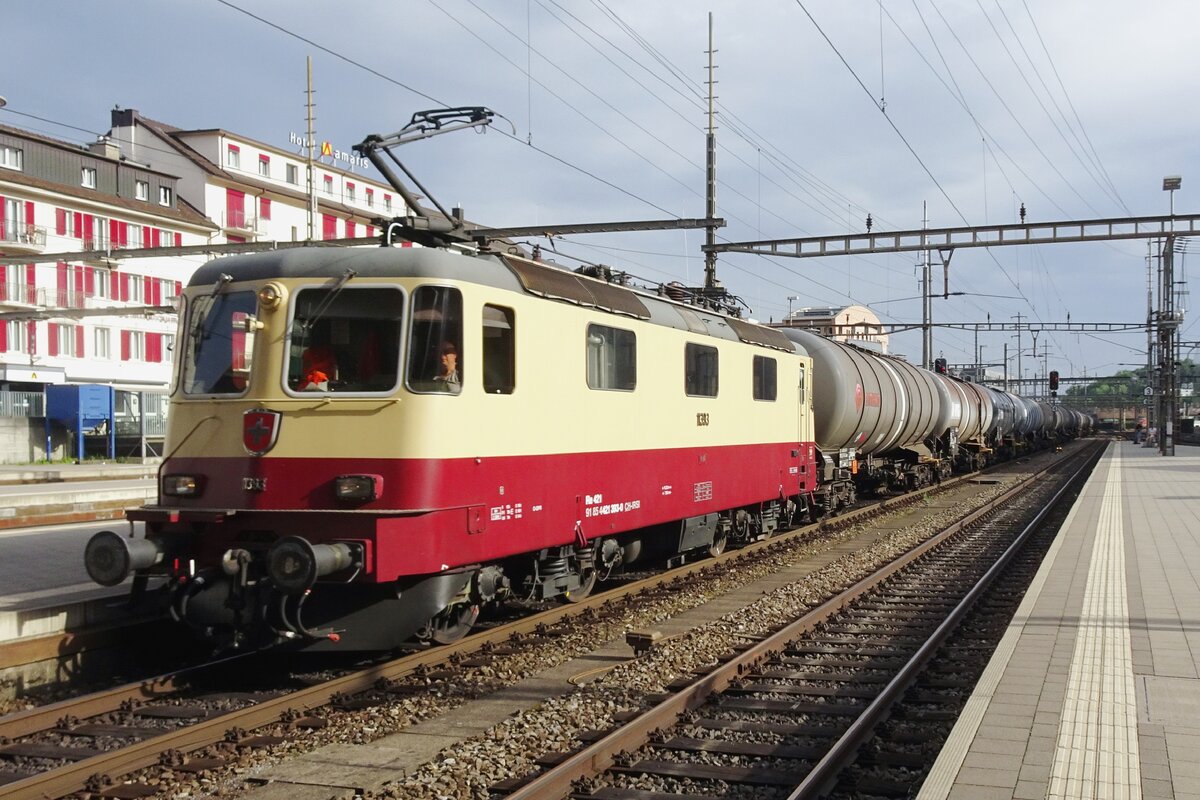 TEE Farben für 11393 mit Kesselwagenzug beim durchfahren von Olten am 20 Mai 2022.