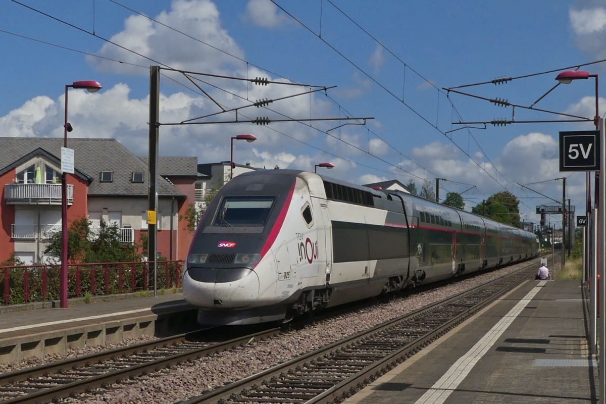 TGV 825 auf ungewohntem Terrain, hier fährt er durch die Haltestelle Lamadelaine kurz vor der Endstation Rodange. Wegen der Strecken Sperrung zwischen Bettemburg und Luxemburg, fährt der TGV von Montpellier kommend über Thionville nach Rodange, von hier fährt er nach Paris. 08.08.2024 
Ab dem 12.08. hält er wieder in Bettemburg ohne nach Rodange weiter zufahren. 