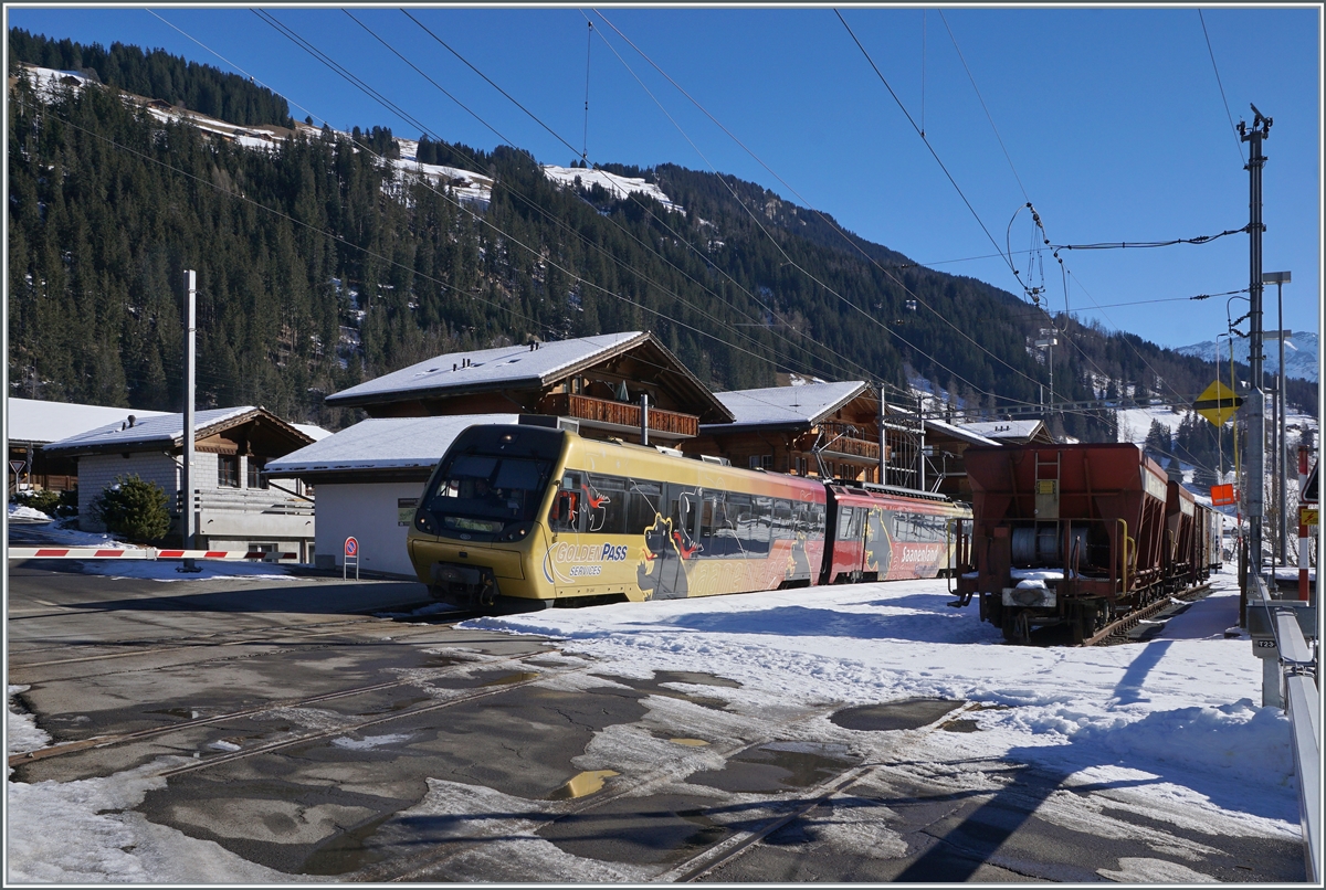 The MOB Bt 244 - Be 4/4 5004 - ABt 344 (->  Lenkerpendel ) in Matten im Simmental auf dem Weg nach Zweisimmen. 

25. Jan. 2022 