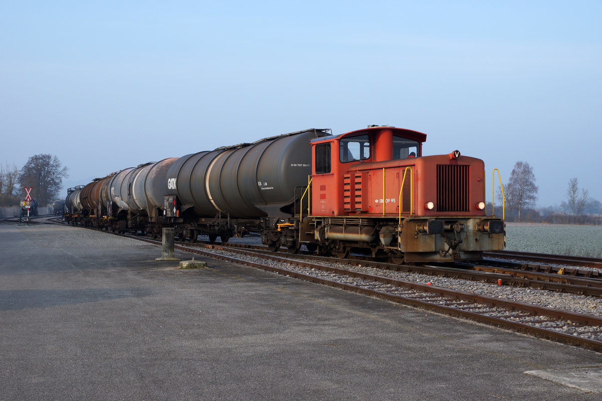 THOMMEN/SBB: Bereits seit einigen Wochen konnte der Tm 9669, ehemals SBB, auf Rangierfahrten der Firma THOMMEN von Rti bei Bren beobachtet werden. Die beiden Aufnahmen des selben Zuges mit Kesselwagen, sind am 15. Mrz 2016 in Arch auf der gleichen Fotostelle entstanden. Diese Aufnahmen dokumentieren die unterschiedliche Stirnfront der Lok, die durch die Lftung des Dieselmotors bei Stillstand sowie auf der F A H R T entsteht.
Foto: Walter Ruetsch   