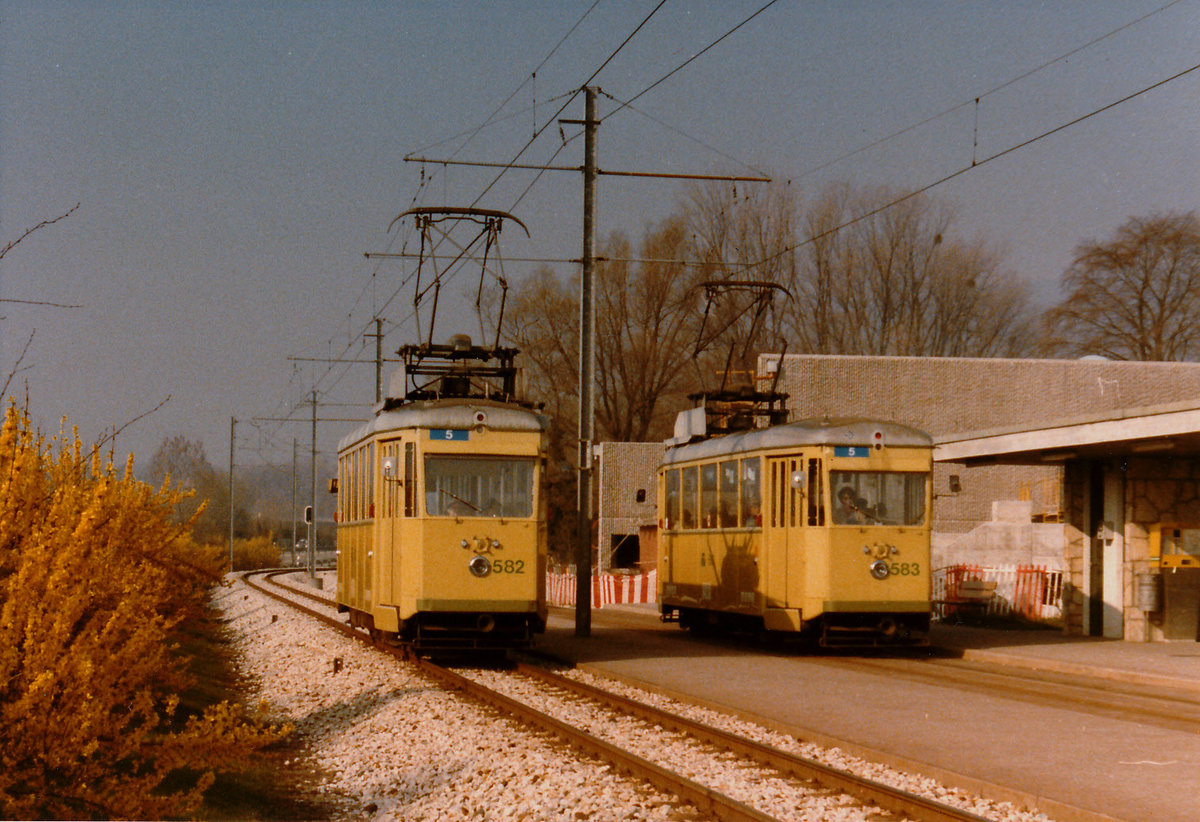 TN/TRN: Eher seltene Kreuzung in Auvernier der Be 4/4 582 und 583 im Mai 1984.
Foto: Walter Ruetsch