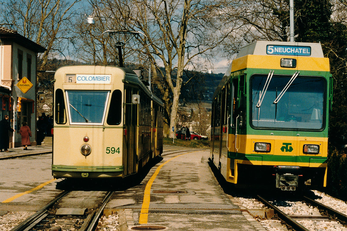 TN/TRN: Gemischter Trambetrieb mit dem Be 4/6 594, ehemals Genua und einem neuen Pendelzug in Colombier im Jahre 1985.
Foto: Walter Ruetsch