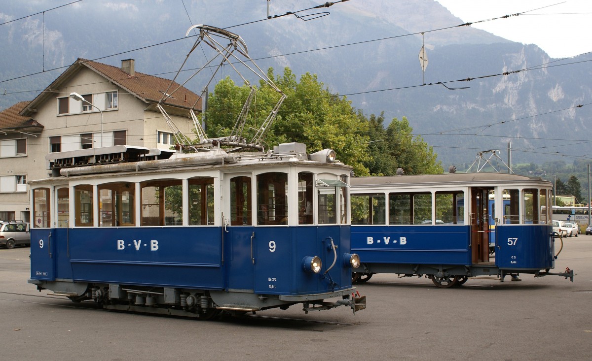 TPC/BVB: Erinnerung an den frheren bereits seit mehreren Jahren eingestellten Trambetrieb zwischen dem Bahnhof Bex und Bvieux. Be 2/2 9 (1915) und C2 57 in Bex am 30. September 2006. Beim Be 2/2 9 handelt es sich um den ehemaligen VBZ Be 2/2 1225 der zusammen mit dem baugleichen Be 2/2 8 (ex VBZ Ce 2/2 1148) bei der Strassenbahn Villars-Chesires im Betrieb stand. Dieser Strassenbahnbetrieb wurde am 30.9.1961 eingestellt. Die beiden Anhngewagen C2 57 und C2 58 gelangten 1958 an die BVB, wo sie im Trambetrieb auf der Adhsions-Strecke Gryon-Villars eingesetzt wurden. Whrend der Be 2/2 9 in Villars und Gryon fr Dienst- und Rangierfahrten hinterstellt wird, ging der Be 2/2 8 zurck nach Zrich an den Tramverein.   
Foto: Walter Ruetsch 