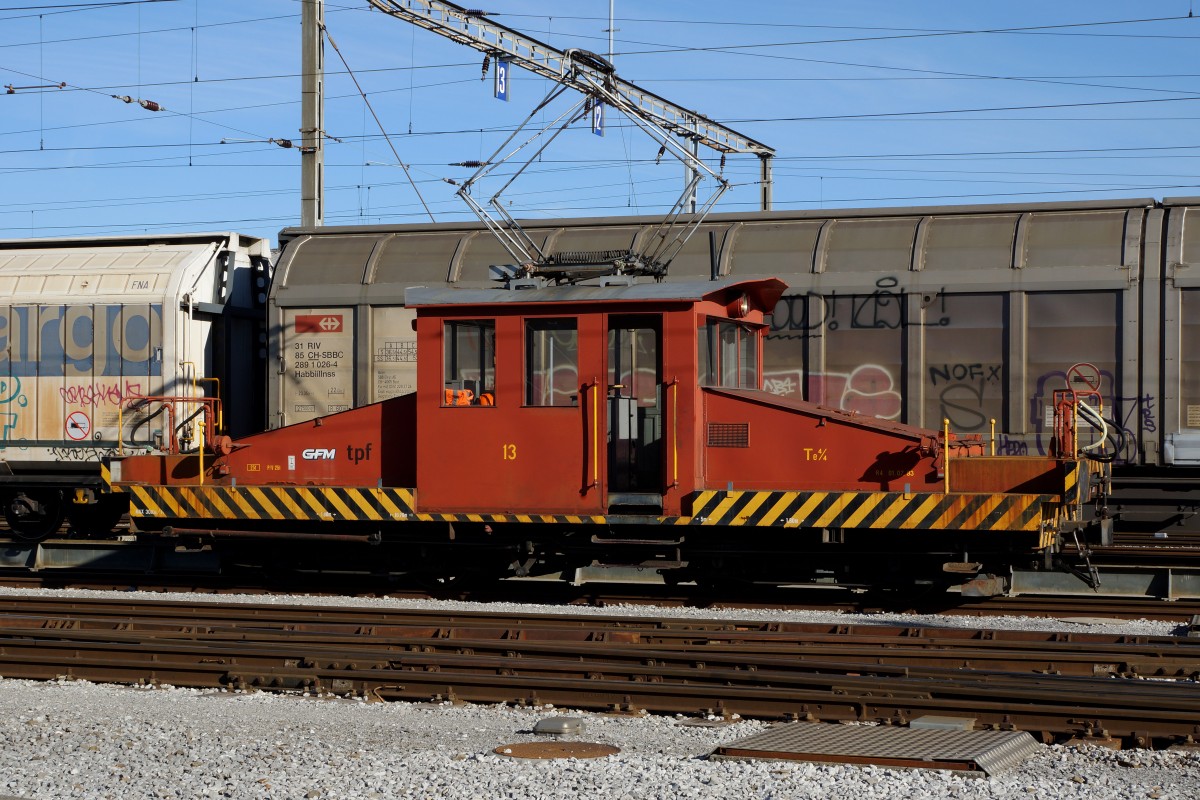 TPF: Die Te 4/4 13 (1901/27) (ehemals GFM) im Rangierdienst in Bulle am 12. November 2015.
Foto: Walter Ruetsch 