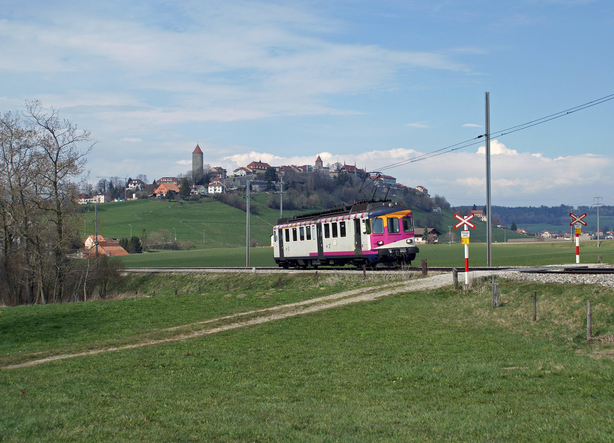 TPF: Eine Aufnahme aus lngst vergangenen Zeiten dokumentiert ein Regionalzug Romont-Bulle mit dem ABDe 4/4 176 ehemals Seehas/MThB. Die Aufnahme entstand am 2. April 2007 bei Romont. Inzwischen sind diese Triebwagen und die Regionalzge auf diesem Streckenabschnitt Geschichte, da sie durch Busse erstzt wurden.
Foto: Walter Ruetsch