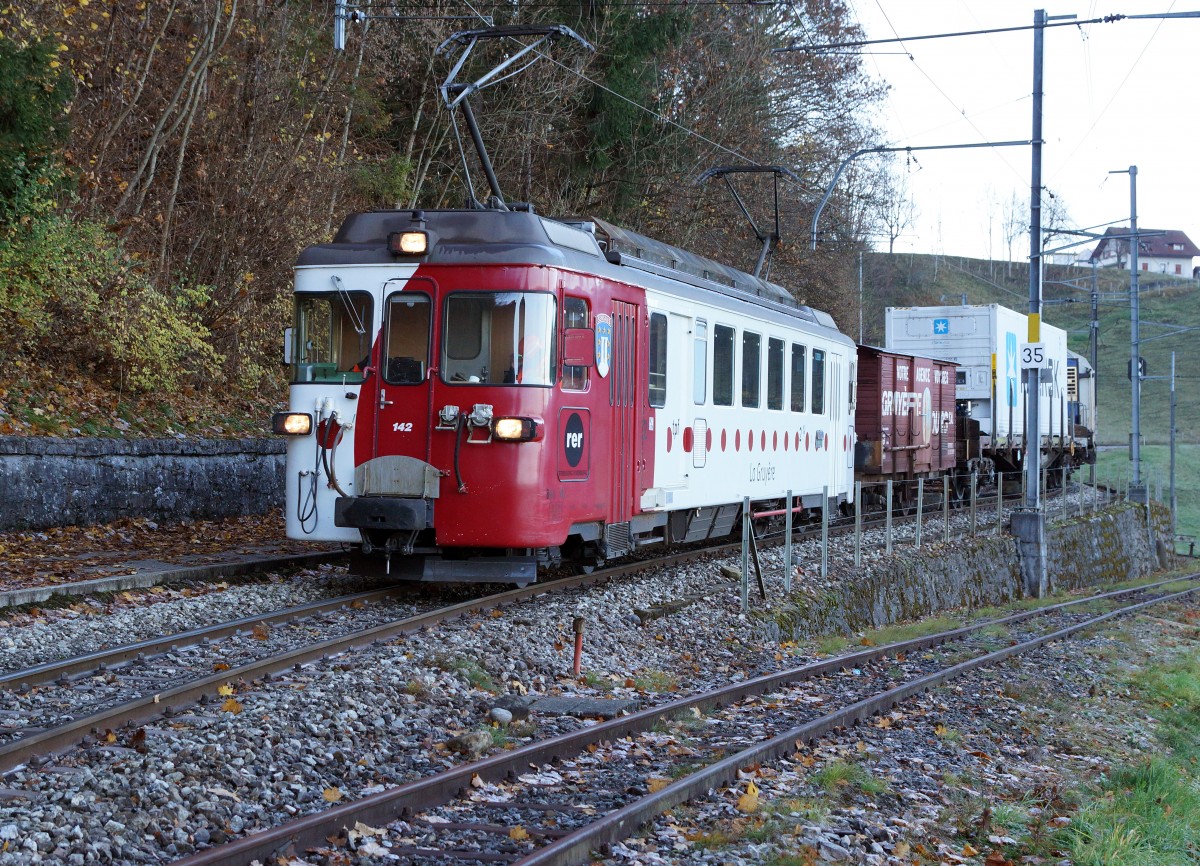 TPF: Rollbockverkehr Bulle - Broc vom 12. November 2015. Gterzug mit BDe 4/4 142 kurz vor dem Endhald Broc Fabrique.
Foto: Walter Ruetsch