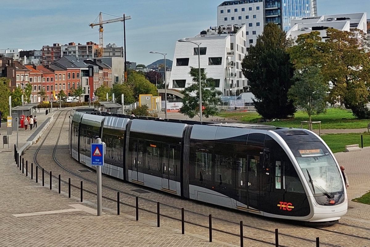 Tram aus Richtung Standard kommt an der Haltestelle Guillemins in L�ttich an. 02.10.2025