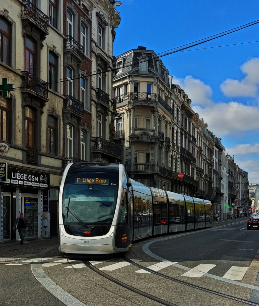 Tram CAF URBOS 5105, von der Haltestelle Place Saint Lambert in Lttich her kommend, in der Rue Leopold, in Richtung Haltestelle le Bat. 18.09.2025 (Handyfoto Jeanny)