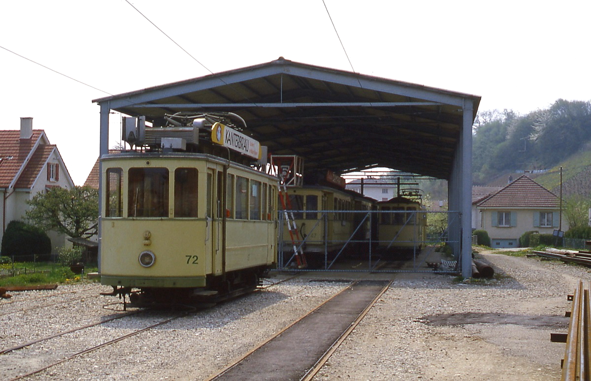 Tramway Neuchatelois: Blick auf die Abstellanlage in Cortaillod, im Vordergrund der 1922 in Dienst gestellte Be 2/2 72. 