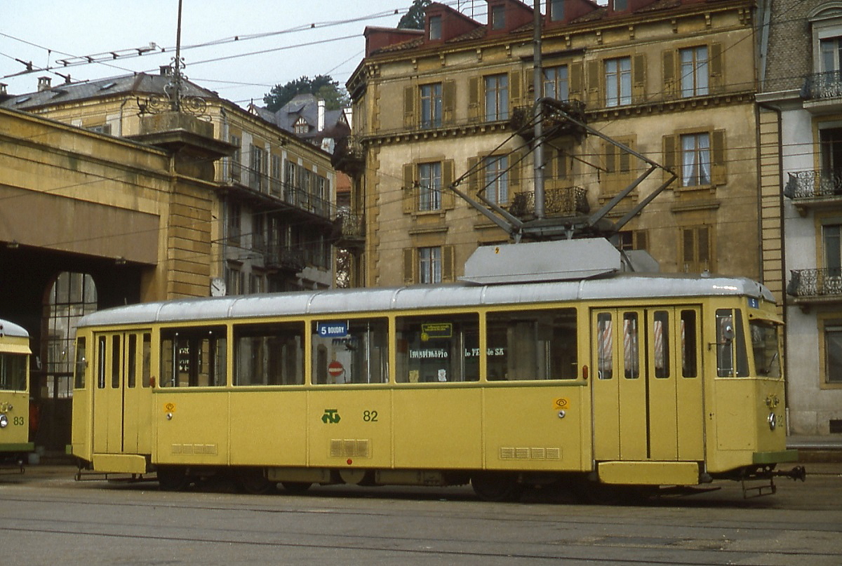 Tramway Neuchatelois: Der 1947 gebaute Be 4/4 82 im Mai 1980 vor dem Depot in Neuchatel