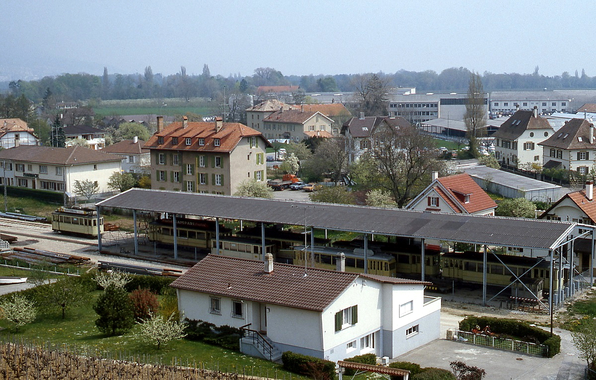 Tramway Neuchatelois: In dieser überdachten Abstellanlage in Cortaillod waren nicht (mehr) benötigte Fahrzeuge der TN untergebracht (Mai 1980). 