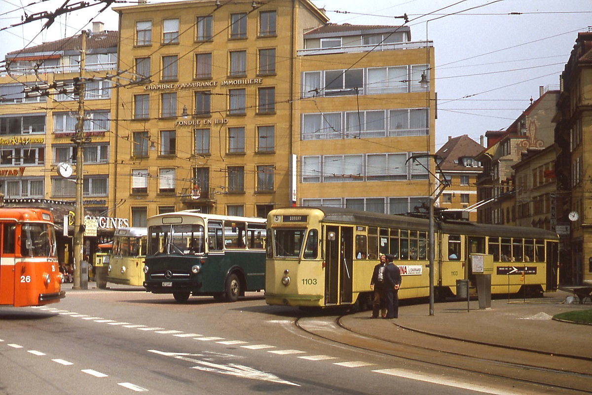 Tramway Neuchatelois: Umgeben von (Trolley-)Bussen wartet Be 4/6 1103 auf der Linie 5 an der Endschleife Place Pury im Mai 1980 auf Fahrgäste nach Boudry. Diese Linie wurde 1892 als dampfbetriebene Privatbahn eröffnet, 1901 von der TN übernommen und 1902 elektrifiziert. Der Triebwagen wurde 1942 für die Straßenbahn Genua gebaut und nach deren Stillegung 1966 nach Neuchatel verkauft.