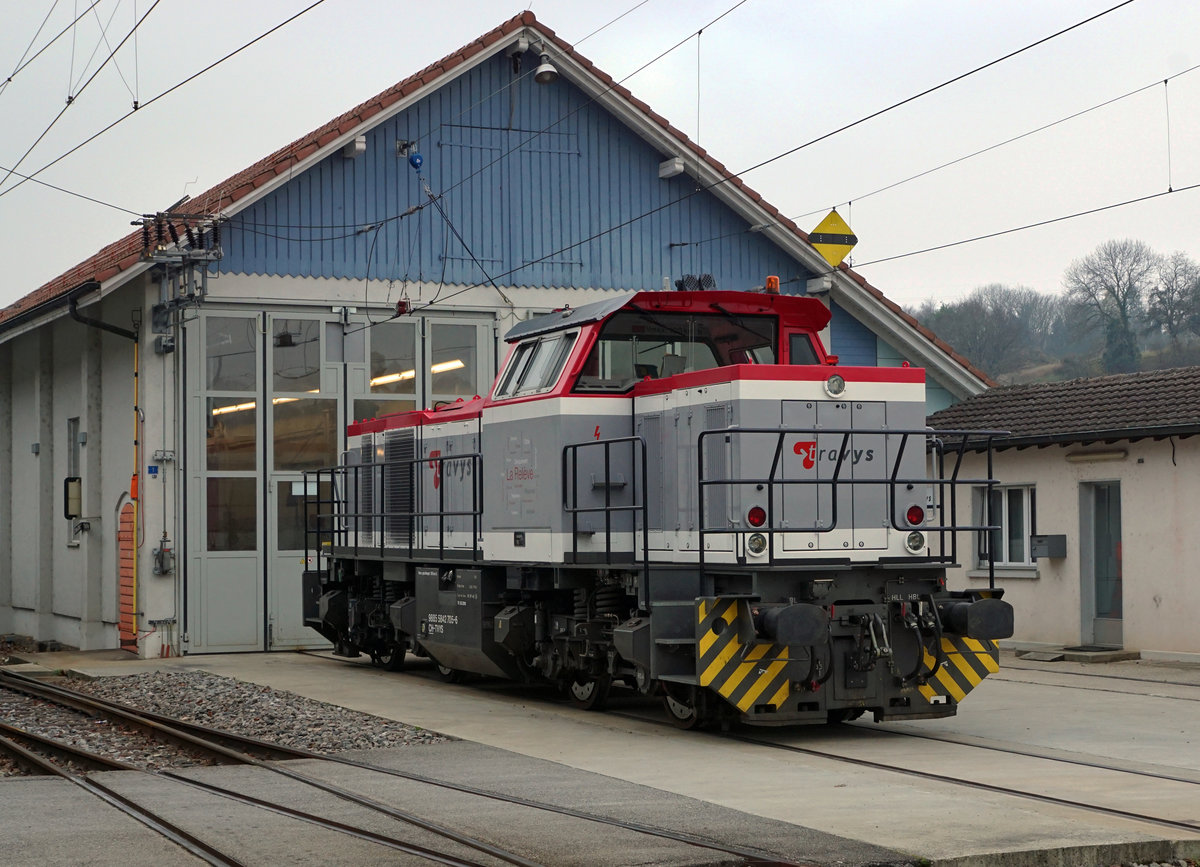 TRAVYS/OC:
Impressionen der Chemin de fer Orbe-Chavornay vom 17. November 2017.
TRAVYS betreibt die Bahnstrecken Yverdon  les Bains - St. Croix YStC, Vallorbe - Le Brassus PBr, Orbe - Chavornaye OC sowie den Stadtbus Yverdon-les-Bains und mehrere Autobuslinien der Region Orbe, Chavornaye, Vallorbe. Auf der früheren OC geniesst seit Jahren vor allem der Güterverkehr den höheren Stellenwert als der Personenverkehr.
Im neuen Farbkleid von TRAVYS präsentiert sich auf der ehemaligen OC nur die neue Am 842 705-6. Ausgeliefert wurde sie an Tamoil RSO Services S.A., Raffinerie de Collombey im Jahre 2011. Nach deren Schliessung wurde sie am 12. April 2016 von TRAVYS für den Güterbetrieb auf der Strecke Nestlé - Chavornaye übernommen.
Foto: Walter Ruetsch