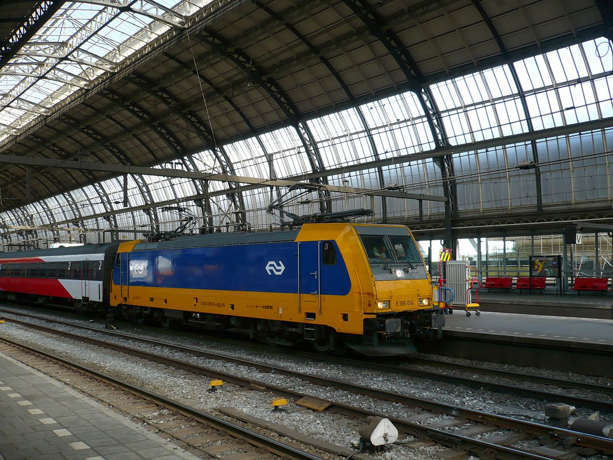 TRAXX Lok 186 014 (91 84 11 86 014-4) Gleis 13 Amsterdam Centraal Station 22-07-2015.

TRAXX locomotief 186 014 (91 84 11 86 014-4) spoor 13 Amsterdam Centraal Station 22-07-2015.