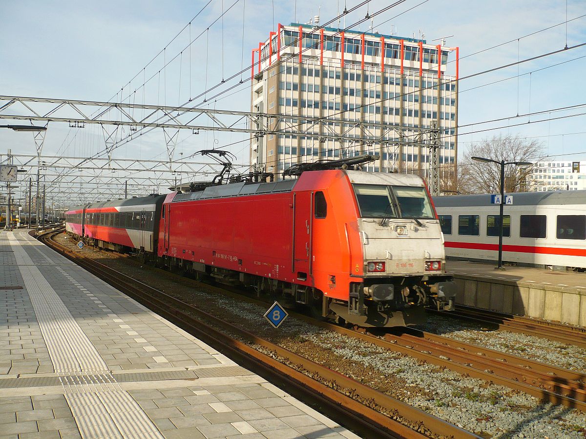TRAXX Lok E186 116 (91 84 1186 116-7) mit Intercity Direct Amsterdam Centraal Station 12-02-2014.
TRAXX locomotief E186 116 (volledig nummer 91 84 1186 116-7) komt binnen met Intercity Direct op spoor 12 Amsterdam Centraal Station 12-02-2014.