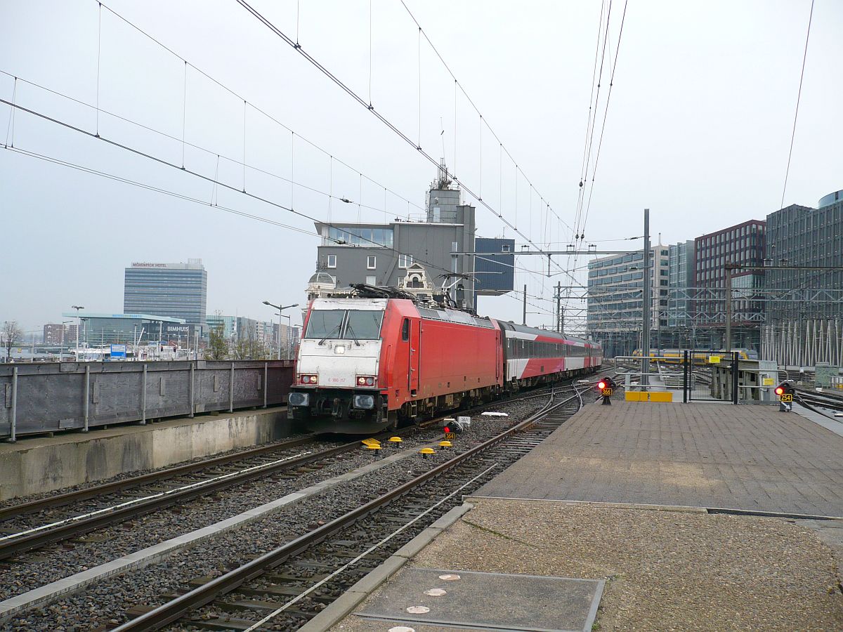 Traxx Lok E186 117 (91 84 1186 117-5) mit Personenwagen Bauart ICR. Gleis 15 Amsterdam Centraal Station 12-11-2014.

Traxx locomotief E186 117 (volledig nummer 91 84 1186 117-5) met ICR rijtuigen als trein naar Breda. Spoor 15 Amsterdam Centraal Station 12-11-2014.