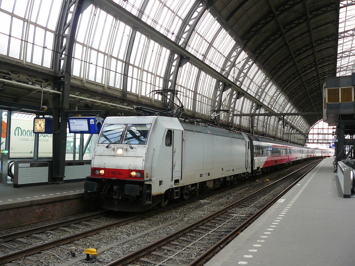 TRAXX Lok E186 144 (91 80 6186 144-2) Gleis 15 Amsterdam Centraal Station 04-03-2015.

TRAXX locomotief E186 144 (91 80 6186 144-2) spoor 15 Amsterdam Centraal Station 04-03-2015.