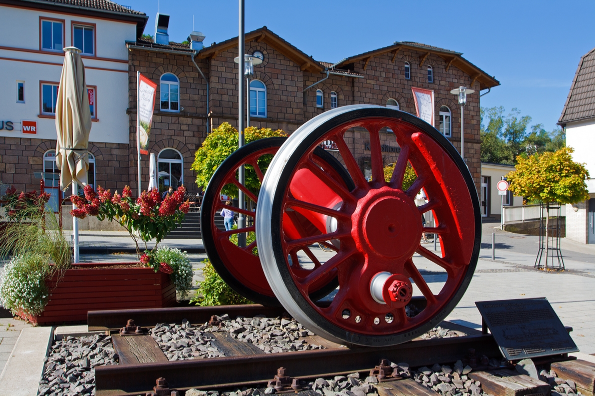 Treibradsatz (Kropfachse) einer schweren Gterzug-Dampflokomotive der Baureihe 44 am 29.09.2013 vor dem Empfangsgebude vom Bahnhof (Lennestadt-) Altenhundem. 

Mit der Elektrifizierung der Ruhr-Sieg-Strecke (1965) endete in Altenhundem eine traditionsreiche Eisenbahnzeit. In der Zeit zwischen 1939 und 1966 waren in Altenhundem allein 40 dieser  Jumbo´s ,  der schweren Dreizylinder-Dampflokomotiven der Baureihe 44 stationiert und wurden im hiesigen BW gepflegt und in Stand gesetzt. 

Die Strecke zwischen Siegen und Hagen (KBS 440) ist eine steigungsreiche Mittelgebirgsstrecke.