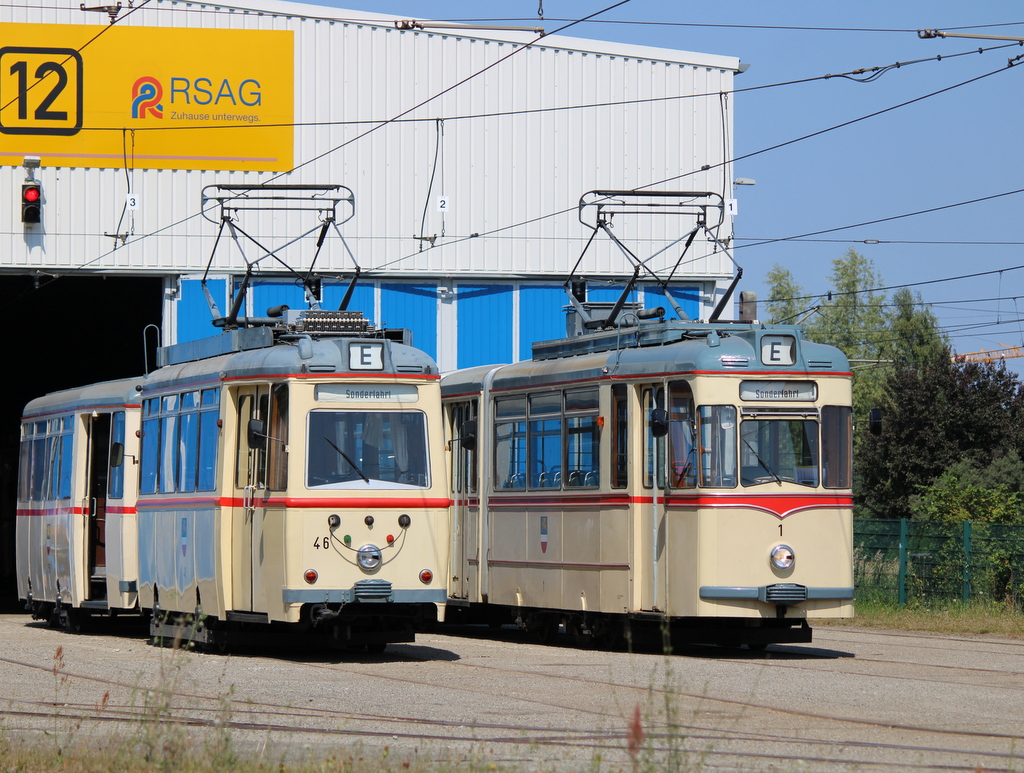 Triebwagen 46 aus dem Baujahr1955 sowie der  Gelenktriebwagen des Typs G4 aus dem Baujahr 1961 waren am Mittag des 15.08.2020 vor dem Depot 12 in Rostock-Marienehe.