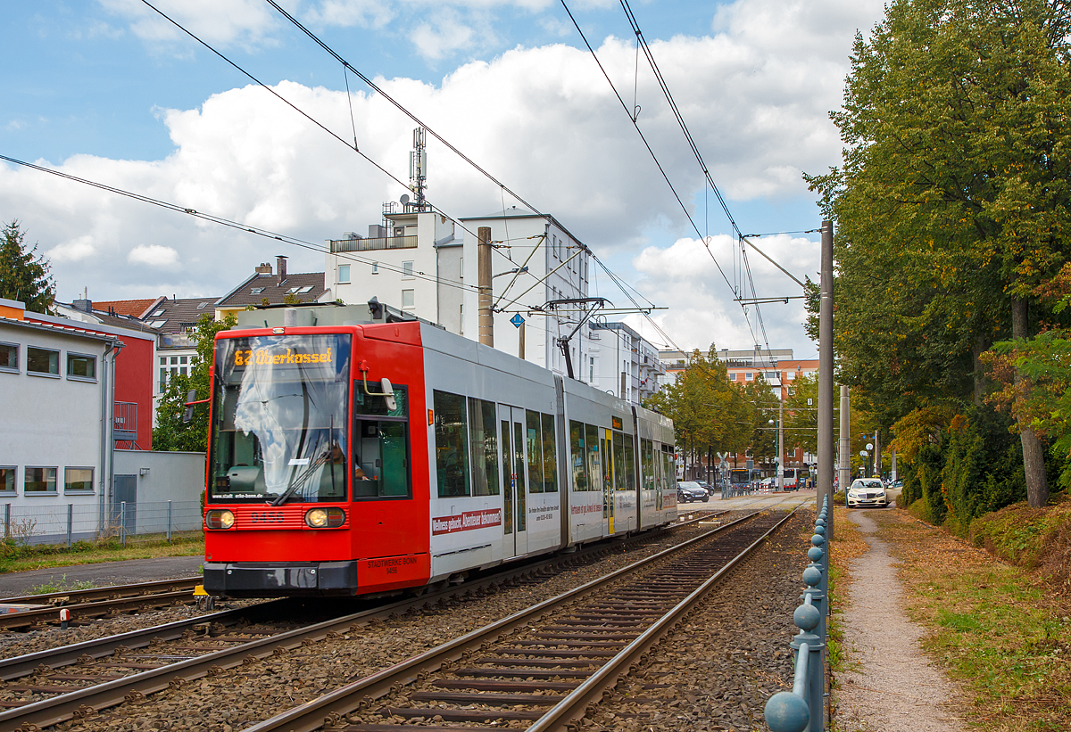 
Triebwagen 9456 der SWB (Stadtwerke Bonn Verkehrs GmbH) fährt am 15.08.2018 von Bonn-Beuel Bahnhof, als Linie 62 witer in Richtung Bonn-Oberkassel. 

Der Zweirichtungstriebwagen ist ein 1994 gebauter DUEWAG-Niederflur-Gelenktriebwagen vom Typ MGT6D der Bauart NGT6 (6xGlNfTwZR), von der SWB als Typ R1.1 bezeichnet.