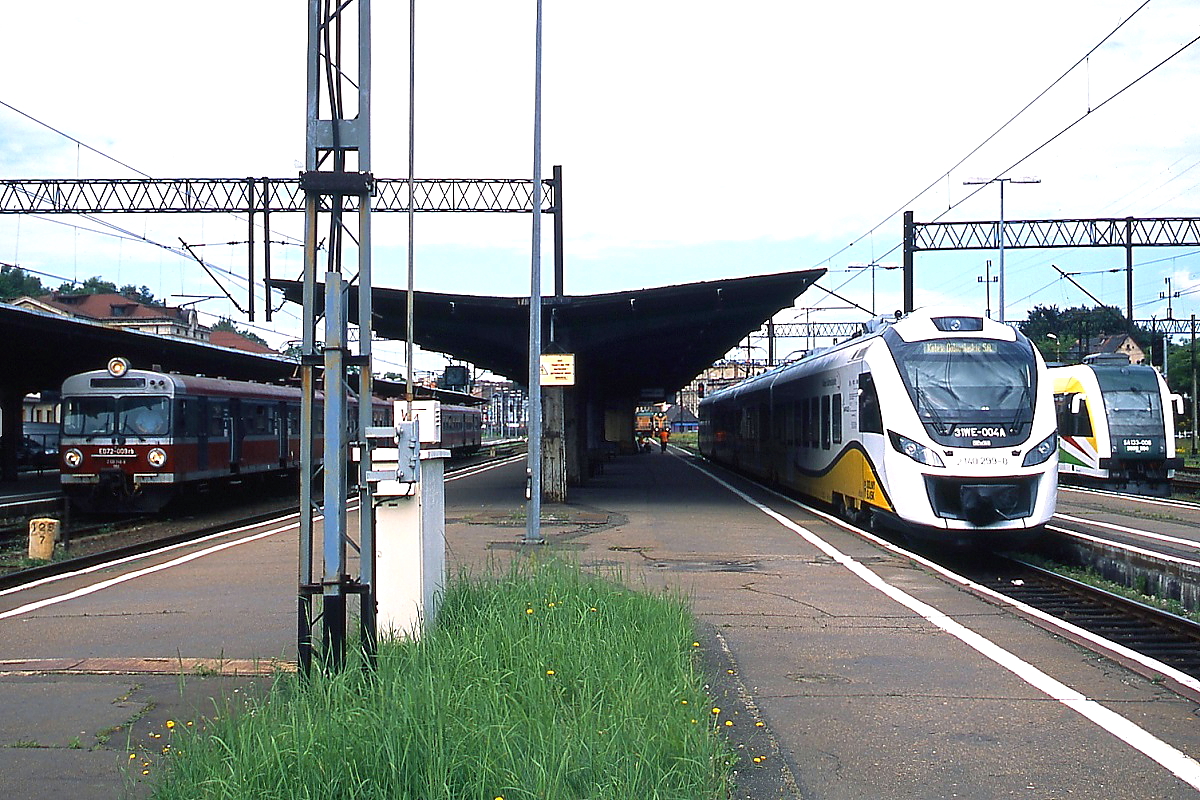 Triebwagentreffen in Jelenia Gora/Hirschberg am 22.06.2014: links der in der ersten Hälfte der 1990er Jahre beschaftte und im Langstreckenverkehr eingesetzte ED72-009, in der Mitte der Flirt 3 140 299-0 und rechts der Dieseltriebwagen SA133-006.